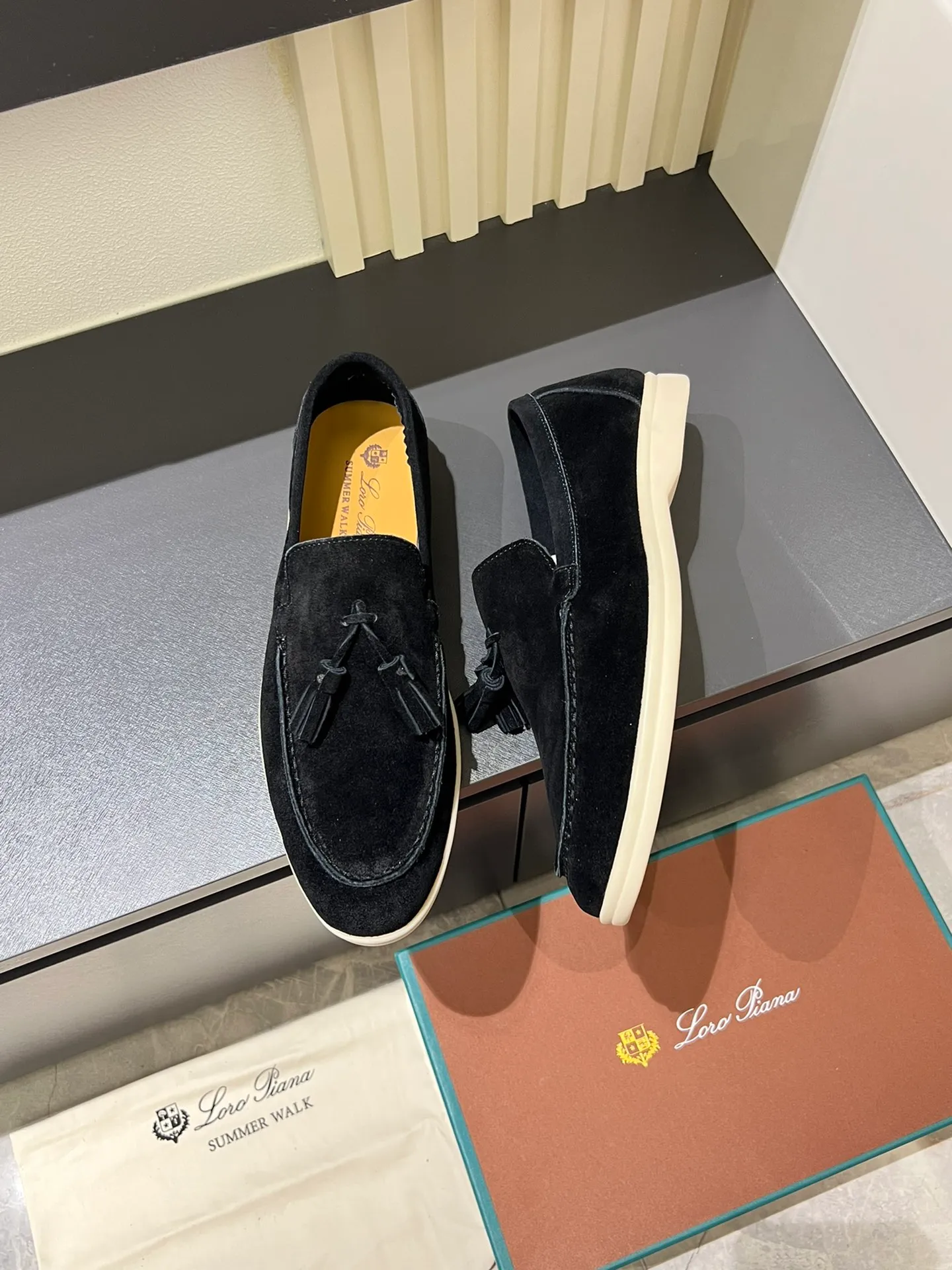 Men's shoes 💰p360 "Loro men's shoes 💰pian'*" Classic L men's shoes for couples 💰p Top version British flat loafers, a must-have item in old money style, the minimalist design is eye-catching and durable, a plus point for dressing The soft foot feel and texture are outstanding. They don’t scratch your feet and are very nice. They are matched with soft and waxy soles. They can be worn daily for a long time without getting tired. They are easy to wear, versatile and classic items, with perfect foot feel and texture! Imported cashmere fabric, the lining is made of imported A-grade water-dyed cow lining, the top version of the genuine leather midsole is sewn with pure handmade mark thread! Size: Female 35-40 (34. Customized) Male 38-44 (45.46. Customized)